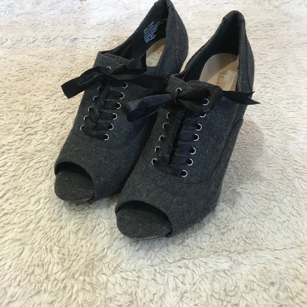 LC Lauren Conrad Gray  Heels w/ Black Laces